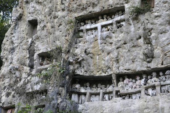 Nur die Reichen können sich die Gräber im Felsen leisten. Diese werden von Hand in die Felsen geschlagen
