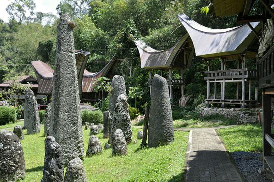 In Bori besichtigen wir die "Stone graves"
