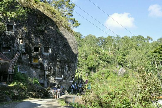 Riesige Felsen mit Gräbern