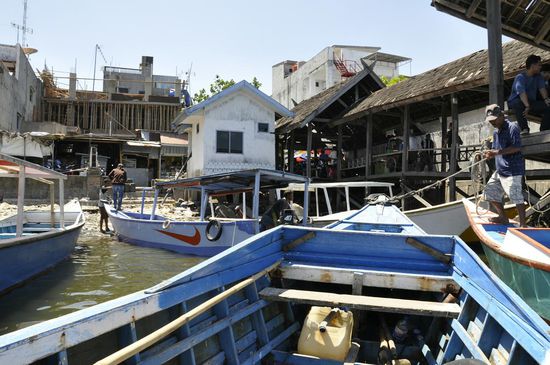 Über 3 Boote müssen wir klettern
