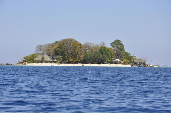 Die sieht sooo schön aus!
Die Überfahrt dauert ca eine halbe Stunde. Wir müssen aber noch mal einen Zwischenstopp auf einer anderen Insel einlegen um Benzin zu holen.Das ist auch jedesmal hier so: in ede Fahrt, ob mit Bus, Boot oder Auto beginnt mit dem Besuch an der Tankstelle.