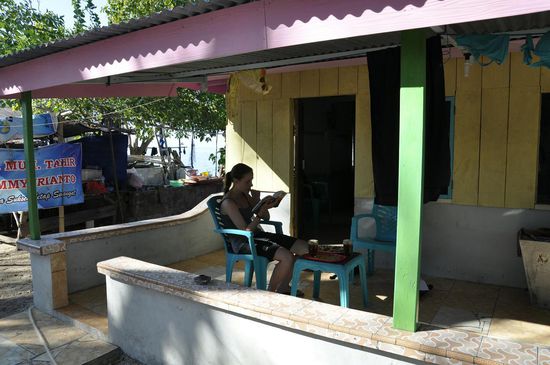 Unser Bungalow, links davon hintere dem blauen Plastikvorhang ist die Küche, Kuchen sind in Indonesien eigentlich immer draußen. So waren wir auch nie allein, weil den ganzen Tag iregendwas gekocht wird.