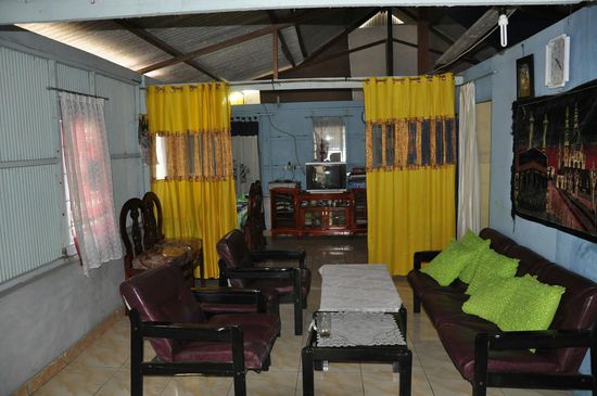 Von innen, das Wohnzimmer. Das wurde von der Familie auch mitbenutzt.