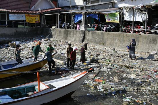 An diesem Hafen in Makassar kommen wir an. Der Müllmenge und der Gestank sind unglaublich