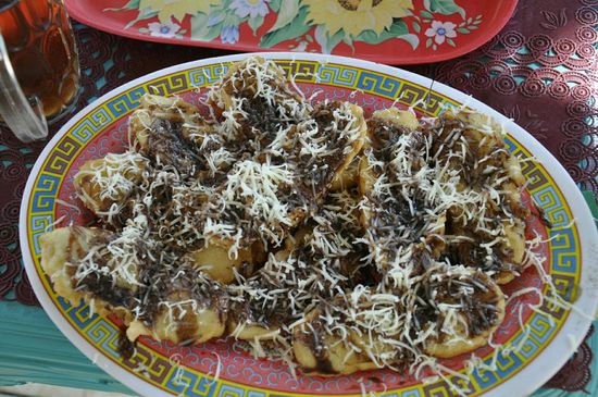 Zum Frühstück bekommen wir frittierte Bananen mit Schokolade und...?