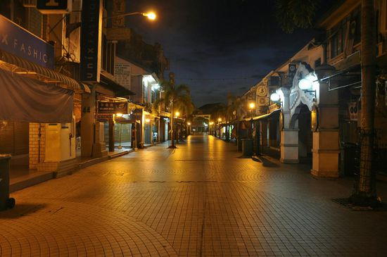 Diese Einkaufsstraße ist schon um 19 Uhr ausgestorben.