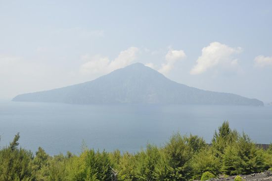Das ist der alte Krakatau, der nur noch zur Hälfte vorhanden ist. Den steuern wir jetzt an zum schnorcheln