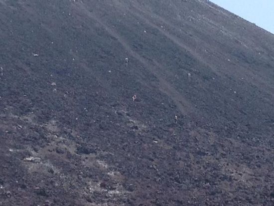 Da kraxeln wir! Die Jungs haben richtige Trekkingschuhe an, aber bei Julians Schuhen löst sich durch die heißen Steine die Sohle.ab