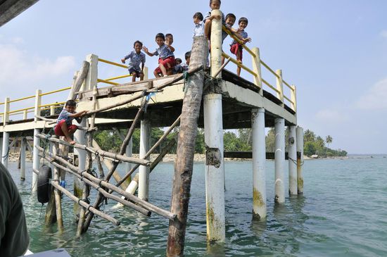 Die Leiter dort dürfen wir zum Boot runterklettern