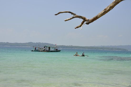 So sieht das aus: 2 Touris im Boot und der Junge im Wasser schwimmt und zieht dass Boot. Kein Wunder dass die Indonesier kein Gramm Fett auf dem Leib haben!