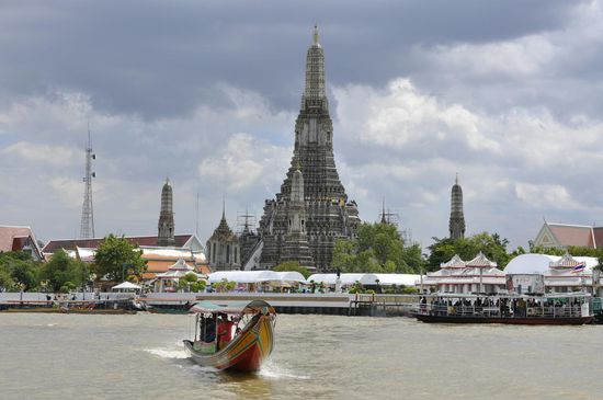 Diese Fährt kostet umgerechnet ca 40 Cent. Wir fahren bis zum großen Markt , ganz am anderen Ende von Bangkok, dem Chatuchak- Markt