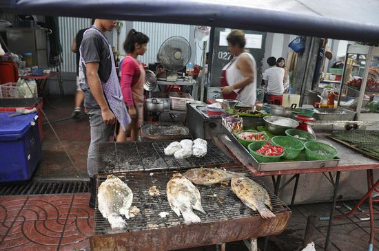 Dann essen wir an einem Stand so einen großen Fisch.