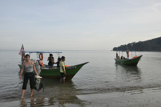 Schuhe aus und runter vom Boot!