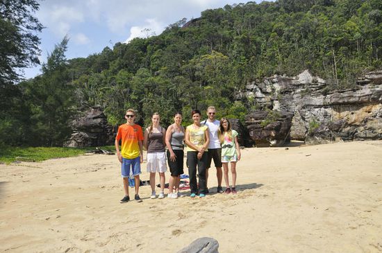 Nach der Bootsfahrt machen wir erstmal ein Bild.
Und den 3 Stunden Rundgang wollen wir auch zusammen machen!!