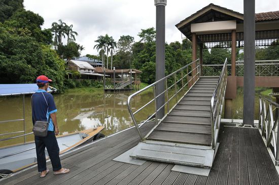 Hier werden wir zum gegenüberliegenden Ufer gefahren