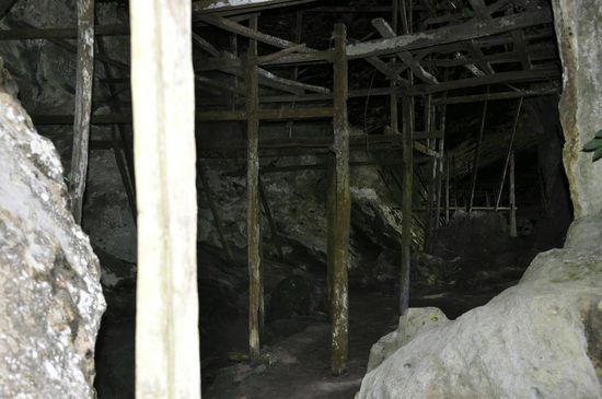 Der Eingang der Höhle sieht nicht so vertrauenerweckend aus!