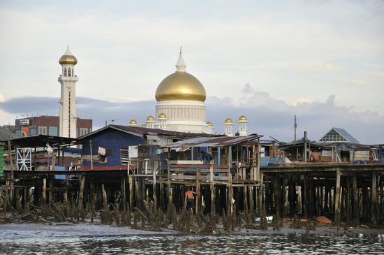 Im Hintergrund die Moschee--so ein Gegensatz