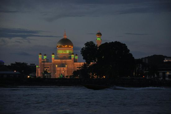 Gegen 18 Uhr......Brunei bei Nacht vom Boot....