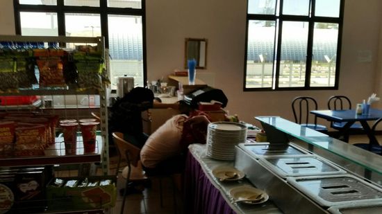 In der "Cantine" : die beiden müssen wir erstmal wecken...