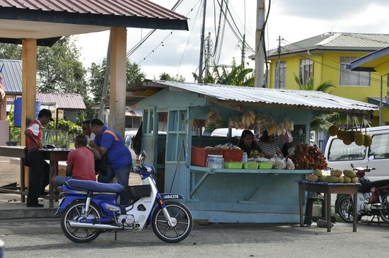 Am Hafen von  Menumbok