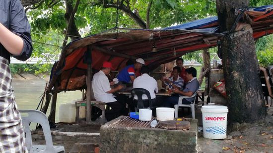 Die Taxifahrer spielen Karten...