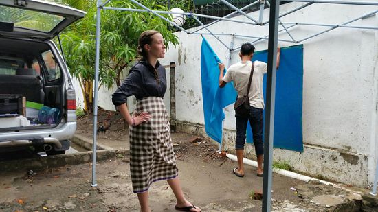 Er bastelt ein Fotostudio...