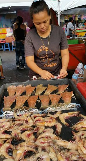 Hier nehmen wir 2 von den großen Scampi und 2x Squip--so nennen sie hier hier Calamaris