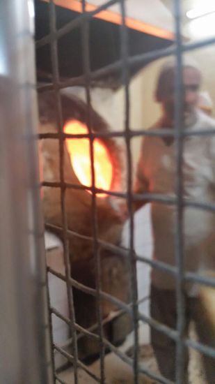 Hier ist der glühende Steinofen zu sehen. Leider konnte ich nicht so gut durch das Gitter fotografieren.