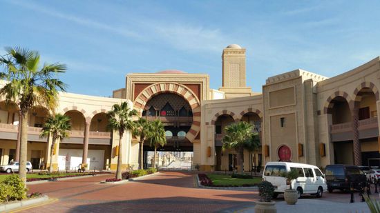 Wir gehen komplett um den ersten Hafen herum. Hier am Ausgang sind Autogeschäfte der Edelmarken Maserati, Rolls Royce und Lambourghini und Ferrari