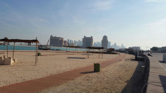 Dann gibt es dort einen schönen bewachten Strand, aber kein Mensch nutzt ihn