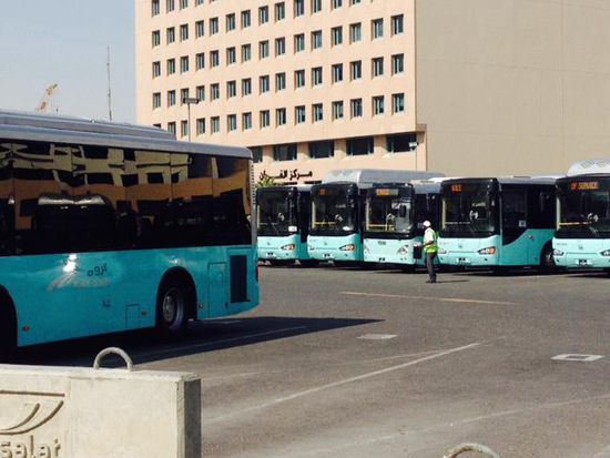 An der Bus Station. Die 76 fährt je 45 Minuten und ein 24h-Ticket kostet 10 QR