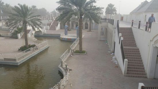 Das ist Rumailah Park. Oder besser gesagt, das sollte es sein.Es ist ausgestorben.Alle Geschäfte leer.