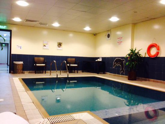 Wir ruhen jetzt bis 20 Uhr. Unser Zimmer haben wir schon geräumt, aber Pool und Sauna können wir noch nutzen. Da außer uns keiner hier ist, können wir sogar schlafen.