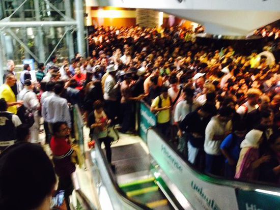 Das waren die Menschenmassen als wir um 18 Uhr mit der metro zur Dubai-Mall ankamen!