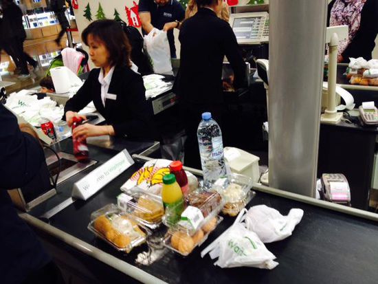 Wir kaufen im Supermarkt ein. Giovanni fragt im Supermarkt nach alkoholischen Getränken--da wird er aber entsetzt angeschaut!!
Müssen wir dies Jahr mit Mango-Juice anstoßen