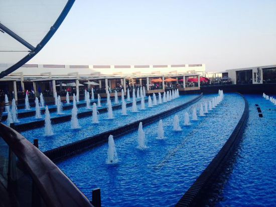 Wieder mal viel Wasser und Fontänen in der mall