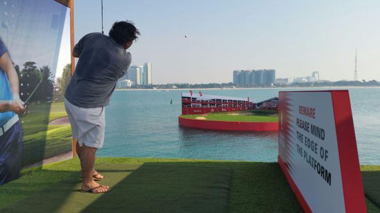 G. darf hier auch mal den Golfschläger schwingen