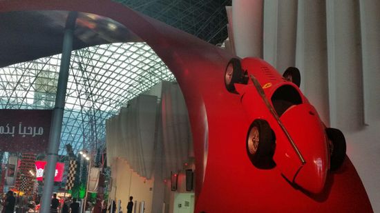 Ferrari-World ist ein riesiger Themenpark mit der weltgrößten Achterbahn --also nix für Senioren...