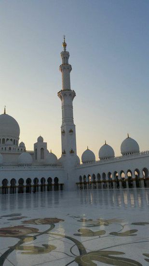 Das ist die grosse Moschee von Abu Dhabi: Die Sheikh Zayed Moschee