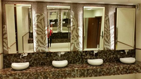 Wieder mal ein Toilettenfoto, diesmal aus einer Shopping-mall. Alles mit geschliffenen Spiegeln ausgestattet.
Kein Kunststoff, alles echter Stein und eine Dame laeuft staendig mit einem Tuch herum und poliert alles. Da ist kein Fingerfleck auf den schoenen Spiegeln!