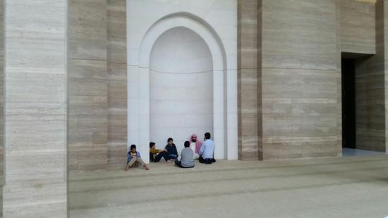 Alles aus italienischem Marmor. Hier ist ein Lehrer mit einigen Schuelern. Es ist ueblich , dass die Moschee auch als Lehrraum genutzt wird