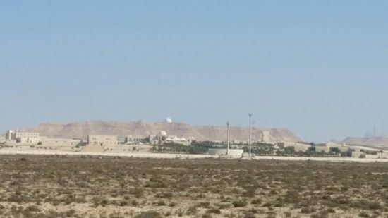 Das ist ein abgegrenzter Bereich fuer den Scheich. Ein riesiges Gebiet und von unzaehligen Polizeiautos bewacht