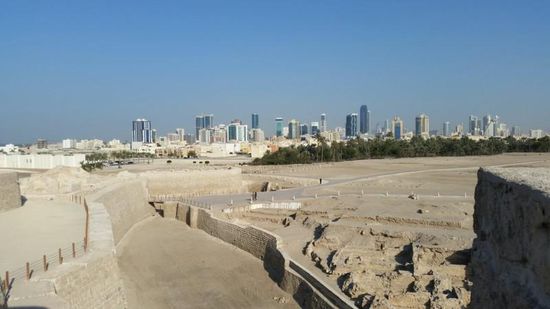 Der Gegensatz: Vorne das historische Fort und im Hintergrund die Hochhaeuser