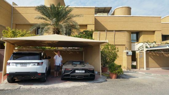 Neben dem Palast Wohnhäuser mit tollen Autos