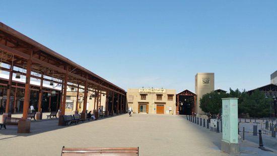 Da hinten ist ein Souk, also ein Markt, auch mit Fleisch und allen Lebensmitteln.
Viel an dargebotener Bekleidung kommt aus Pakistan.
Die Währung hier sind Kuwaitische Dinar und werden hier kurzerhand KD=ausgesprochen:Käidi genannt.
In Bahrain waren es Bahrain-Dinar, kurz Bidi