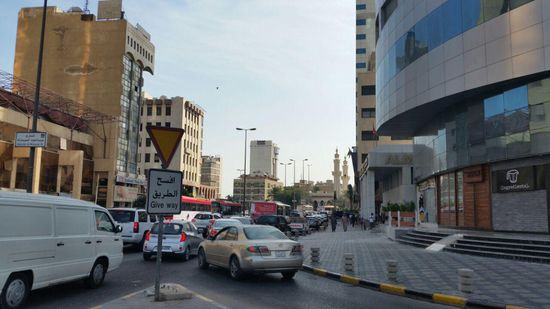 Viiiel Verkehr auf den Straßen mit viel Gehupe