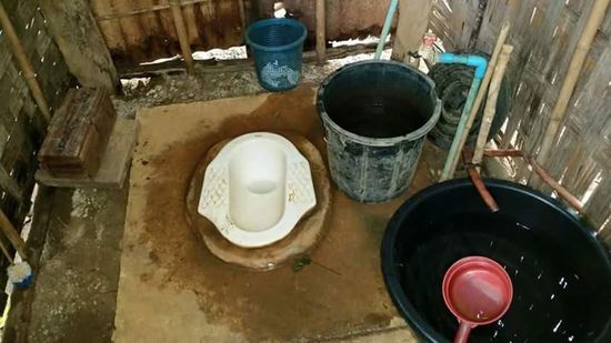 Unser "Bad":Man beachte links die Klobürste....