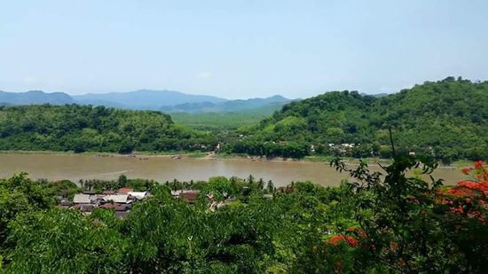 Blick auf den Mekong. In Laos führen nur 4 Brücken über den Fluss, dabei ziehen seine milchkaffeebraunen Fluten über 2000km durch das Land.