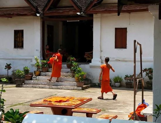 Mönche waschen ihre Kleider