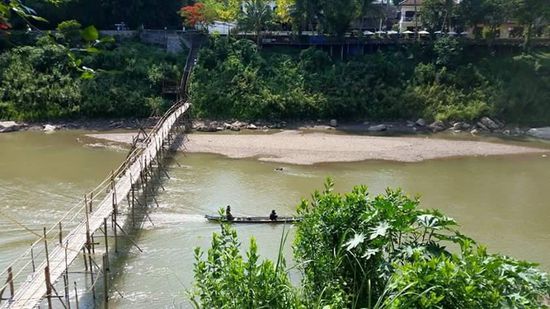 Man bezahlt 5000kipp, weil die Brücke jedes Jahr erneuert werden muß
